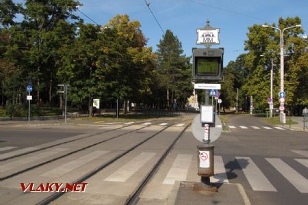 Debrecen: typizovaný zastávkový sloupek z konce 90. let na zastávce tramvajové linky 1 Nagyerdei körút, 28.09.2017 © Dominik Havel