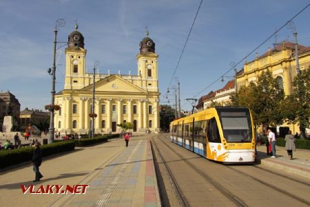Debrecen: tramvaj typu CAF Urbos 3 ev.č. 524 stojí v zastávce Kossúth tér u katedrály směrem na Doberdó utca, 28.09.2017 © Dominik Havel