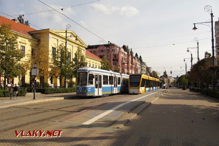 Debrecen: setkání generací tramvají na zastávce Városháza v centru města, 28.09.2017 © Dominik Havel