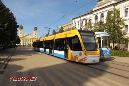 Debrecen: tramvaje typu KCSV-6 a CAF Urbos se pravidelně míjejí u dominantní katedrály na náměstí Kossúth tér, 28.09.2017 © Dominik Havel