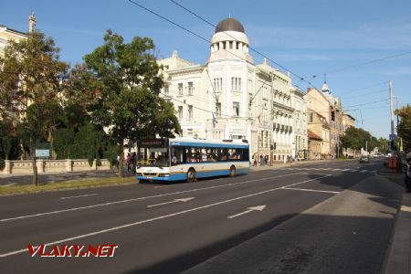 Debrecen: autobus Volvo B9L-Alfa Cívis 12 odjíždí ze zastávky Csokonai Színház v centru města, 28.09.2017 © Dominik Havel