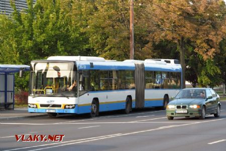 Debrecen: autobus typu Volvo B9L-Alfa Cívis 18 stojí na lince 22 v zastávce Főnix Csarnok směrem na konečnou Vincellér utca, 28.09.2017 © Dominik Havel