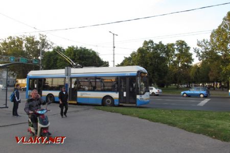 Debrecen: trolejbus Ganz-Škoda-Solaris Trolino 12D ev.č.378 z roku 2007 opouští na lince 5 zastávku u nádraží a jede ke hřbitovu, 28.09.2017 © Dominik Havel