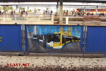 Debrecen: dětské malby veřejné dopravy na plotu mezi 1. a 2. kolejí - Solaris Urbino a CAF Urbos 3, 28.09.2017 © Dominik Havel