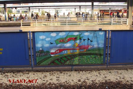 Debrecen: dětské malby veřejné dopravy na plotu mezi 1. a 2. kolejí - Flirt, 28.09.2017 © Dominik Havel
