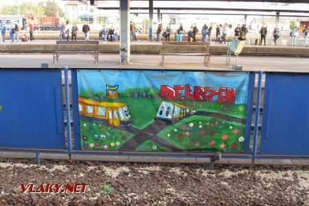 Debrecen: dětské malby veřejné dopravy na plotu mezi 1. a 2. kolejí, 28.09.2017 © Dominik Havel