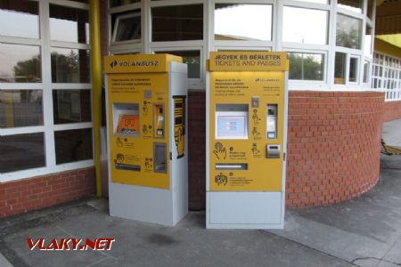 Jízdenkové automaty na autobusovém nádraží Cegléd, 29.09.2017 © Dominik Havel
