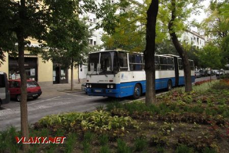 Kecskemét: autobus typu Ikarus 280.40M z roku 1998 projíždí na regionální lince ulicí Rákóczi út, 29.09.2017 © Dominik Havel