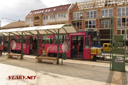 Szeged: souprava tramvají typu T6A5 z roku 1997 stojí ve výchozí zastávce linky 2 u nádraží, 29.09.2017 © Dominik Havel
