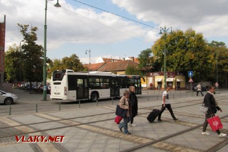 Szeged: autobus Scania Citywide najíždí do nástupní zastávky linky 21 Személy pályaudvár, 29.09.2017 © Dominik Havel