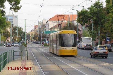 Szeged: prototypová tramvaj typu Pesa Swing ev.č. 100 opouští na lince 2 zastávku Tavasz utca a míří do centra, 29.09.2017 © Dominik Havel