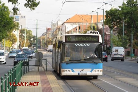 Szeged: autobus typu Volvo 7700A z roku 2005 přijíždí na lince 72 do zastávky Tavasz utca, 29.09.2017 © Dominik Havel