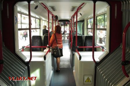 Szeged: v interiéru trolejbusu typu Ikarus-Škoda Tr 187.2 zabírají hodně místa technologické prvky, 29.09.2017 © Dominik Havel