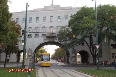 Szeged: nízkopodlažní tramvaj typu Pesa Swing ev.č. 106 projíždí na lince 2 podjezdem Porta heroum směrem do centra, 29.09.2017 © Dominik Havel