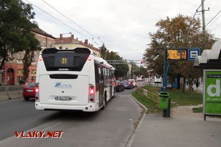 Szeged: autobus typu Scania Citywide LF z roku 2015 opouští na lince 21 zastávku u autobusového nádraží Mars tér, 29.09.2017 © Dominik Havel