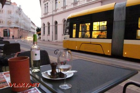 Szeged: posezení u vína na nástupišti tramvajové zastávky Somogyi utca směrem k nádraží, 29.09.2017 © Dominik Havel
