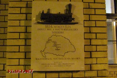 Szeged: pamětní tabule k železniční trati z Budapešti na budově nádraží, 29.09.2017 © Dominik Havel