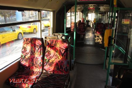 Budapešť: původní interiér trolejbusu ÖAF Gräf&Stift NGE152 M18 z Eberswalde, displej ukazuje, že spoj odjede za 9 minut, 1.10.2017 © Dominik Havel