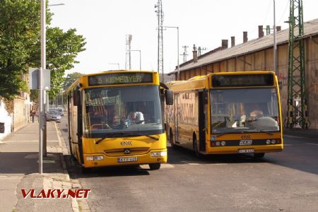 Győr: v terminálu na ulici Révai Miklós utca stojí vedle sebe autobus Credo BN12 z roku 2005 a Nabi Excel z roku 2003, 1.10.2017 © Dominik Havel