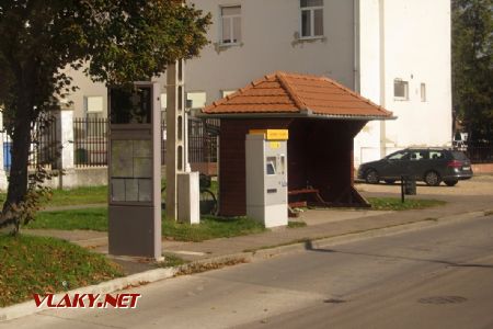 I ve vesnici Győrszentiván najdeme na zastávkách MHD velké typizované označníky a jízdenkové automaty, 1.10.2017 © Dominik Havel