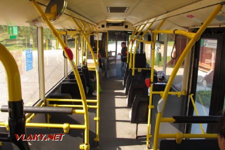 Győr: interiér autobusu typu Nabi Excel z roku 2003, 1.10.2017 © Dominik Havel