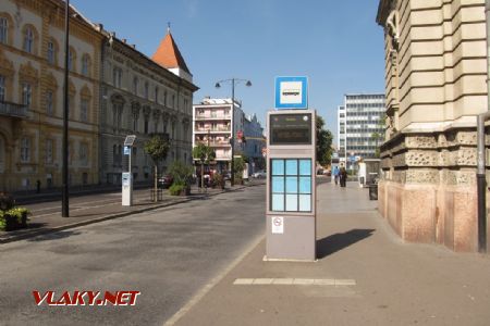 Győr: typizovaný označník zastávky MHD na centrální zastávce Városháza u nádraží, 1.10.2017 © Dominik Havel