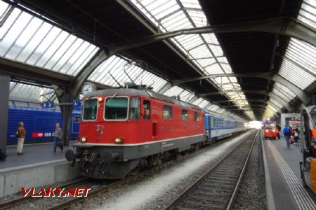 Zürich HB, EN466 s přímými vozy z Prahy s lokomotivou ř.  Re 420, 28.9.2017 © Jiří Mazal