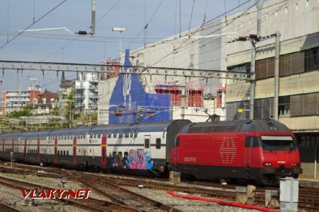 Lausanne, lokomotiva ř. Re 460 se soupravou vozů IC2000, 28.9.2017 © Jiří Mazal