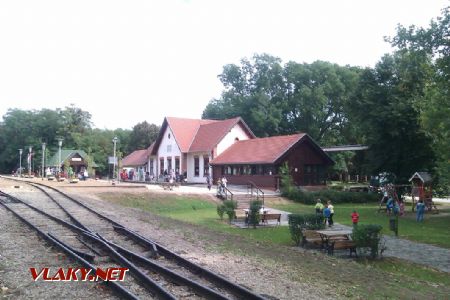 18.09.2016 - Kastély (Nagycenk), pôvodná staničná budova, dnes reštaurácia a vzadu súčasná drevená staničná budova © Michal Čellár