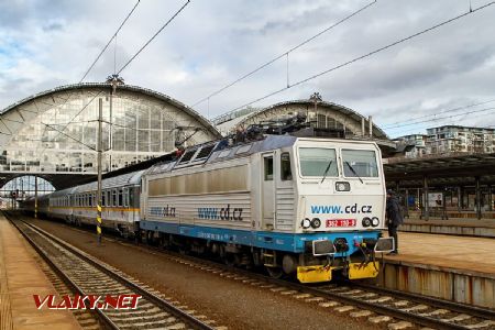 09.12.2017 - Praha hl.n.: 362.110, Ex 352, Alex zařadil vozy v nových barvách © Jiří Řechka