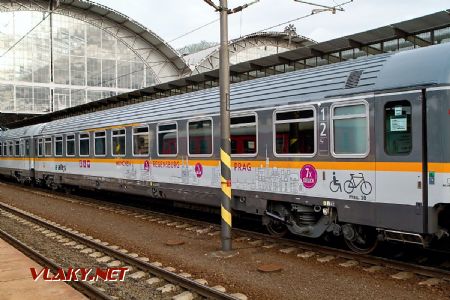 09.12.2017 - Praha hl.n.: Ex 352, ABmdz s reklamou na linku Mnichov - Praha © Jiří Řechka