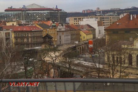 10.12.2017 - Praha, Nové spojení. rekonstrukce Negrelliho viaduktu přes okno vlaku © Jiří Řechka