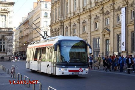 Lyon, trolejbus typu Irisbus Cristalis 12 na plac des Terreaux, 29.9.2017 © Jiří Mazal