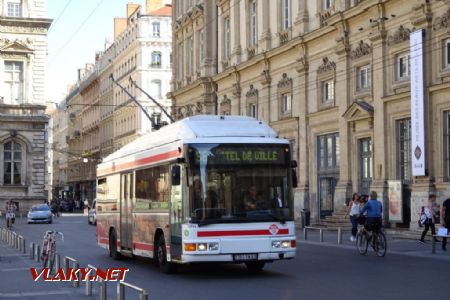 Lyon, trolejbus typu NMT 222 výrobce Kiepe na konečné Croix-Rousse, 29.9.2017 © Jiří Mazal