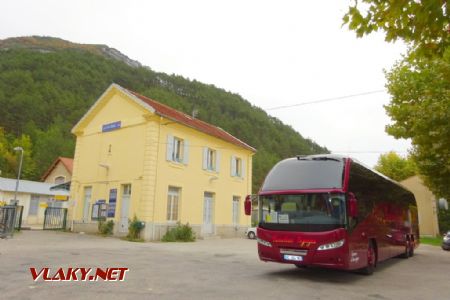 Stanice Luc en Diois s NAD tvořenou busem Neoplan Cityliner, 30.9.2017 © Jiří Mazal