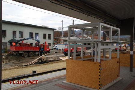 Usilovne sa pracuje na skupine koľají priľahlých k výpravnej budove, Považská Bystrica, 1.11.2017 © Kamil Korecz