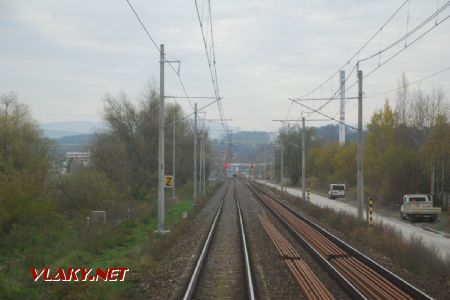 Trať pôvodná, trakčné podpery už vymenené, Považská Bystrica, 1.11.2017 © Kamil Korecz