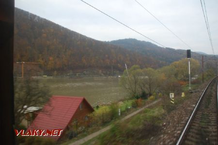 Stavbu mosta z vlaku ťažko sledovať, nie to ešte fotiť, 1.11.2017 © Kamil Korecz