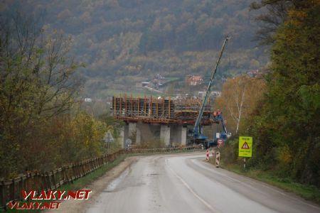 Nový most okrem Váhu preklenie aj cestu II. triedy, 1.11.2017 © Kamil Korecz
