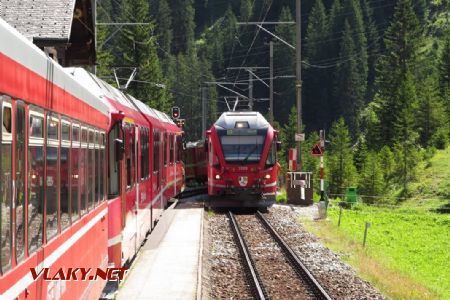 12.07.2017 – Arosabahn: Litzirüti, protisměrný vlak, jehož cestující se dostanou ven z nástupiště, až když odjedeme © Dominik Havel