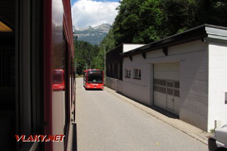 12.07.2017 – Chur: vlak jede po silnici proti autobusu MHD © Dominik Havel