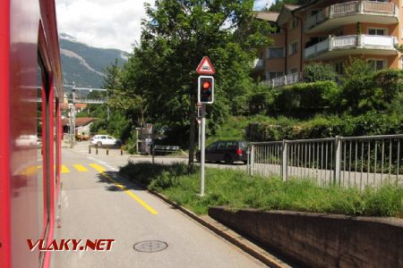 12.07.2017 – Chur: semafor zdrží paralelně jedoucí auta, aby nám mohli protijedoucí uhýbat © Dominik Havel
