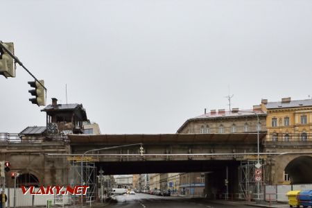 2.1.2018 - Praha-Karlín: rekonstrukce Negrelliho viaduktu, vyhořelé památkově chráněné stavědlo © Jiří Řechka