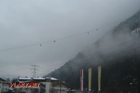 15.12.2017 - lanovka vedúca na vrhol jedného z okolitých kopcov © Oliver Dučák