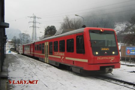 15.12.2017 - riadiaci vozeň v žst. Mayrhofen im Zillertal pred odchodom do Jenbachu © Oliver Dučák