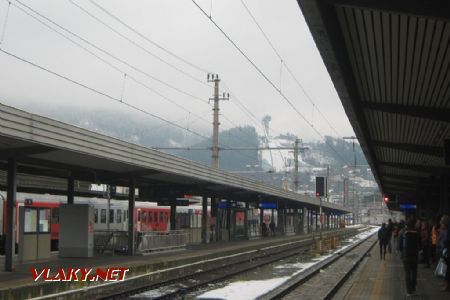 15.12.2017 - zo stanice Innsbruck Hbf vidno skokanský mostík © Oliver Dučák