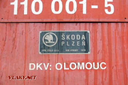 07.04.2007 - PJ Olomouc: odstavená 110.001-5 - označení a náhradní výrobní štítek s chybným rokem výroby © PhDr. Zbyněk Zlinský