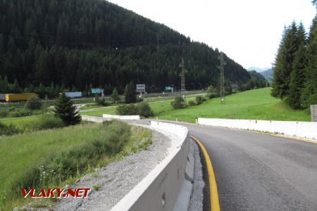 14.07.2017 – Brenner Bad: provizorní silnice, cyklostezka a dálnice (trať je už pod námi v tunelu) © Dominik Havel