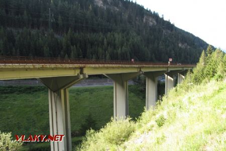 14.07.2017 – cyklostezka na Brennerské dráze: dálnice na mostu uprostřed údolí © Dominik Havel