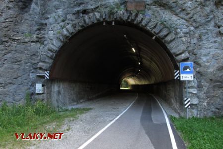 14.07.2017 – cyklostezka na Brennerské dráze: druhý tunel, pod stropem je plechová klenba © Dominik Havel
